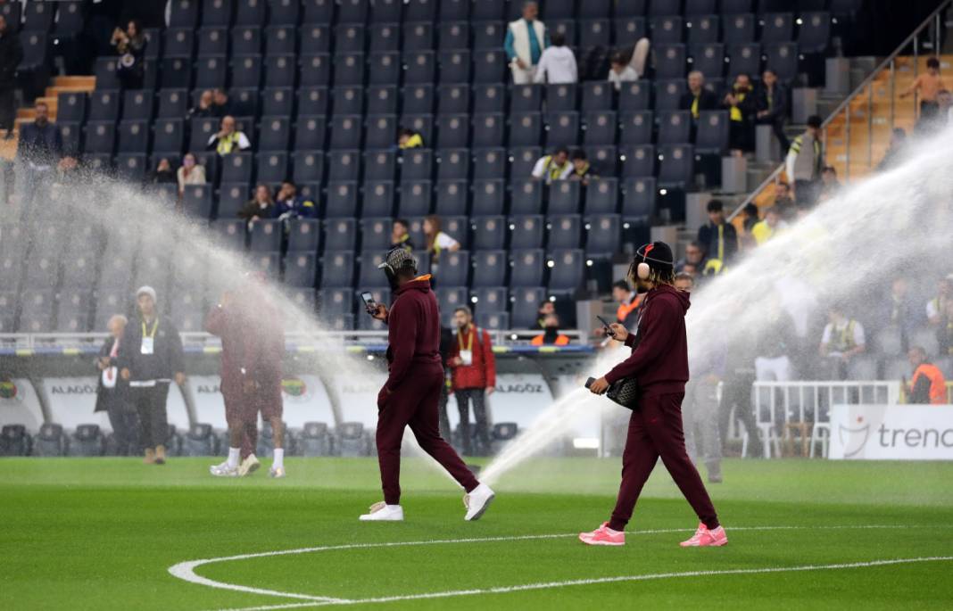 Galatasaraylı futbolcular Kadıköy'de sahaya çıkar çıkmaz büyük şok yaşadı. Her şey bir anda oldu 7
